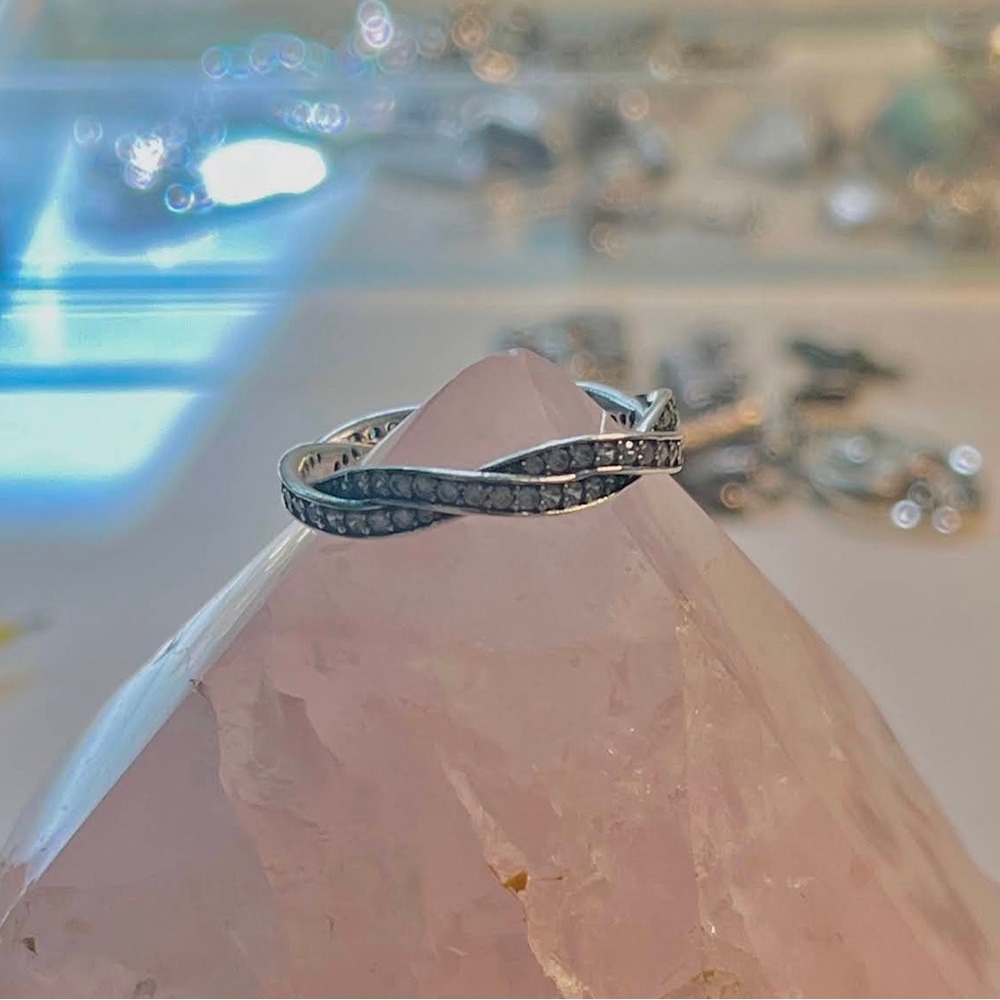 Pandora Sparkling Twisted Lines Ring